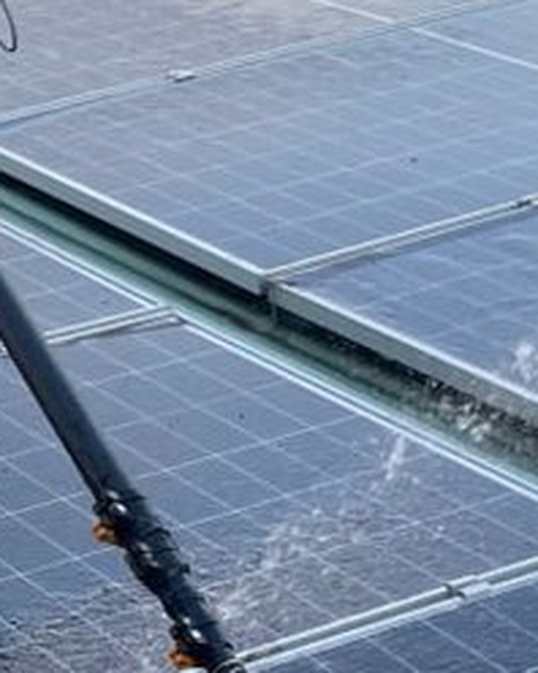 Ảnh nhiệt cho thấy một số tấm pin có vùng nóng bất thường so với các tấm xung quanh