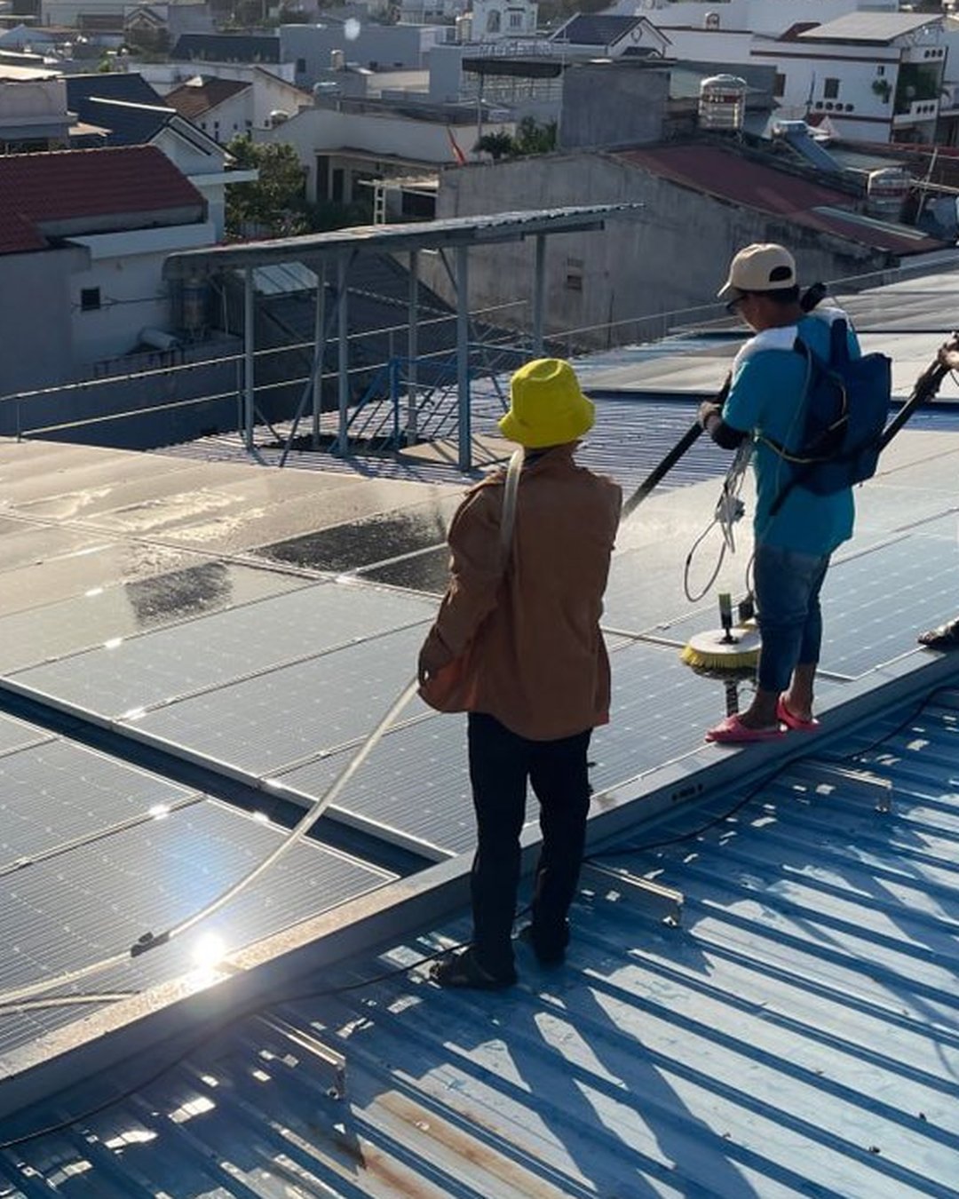 Cận cảnh bề mặt pin sau vệ sinh, giảm vệt ố và đốm cặn – ảnh thực tế