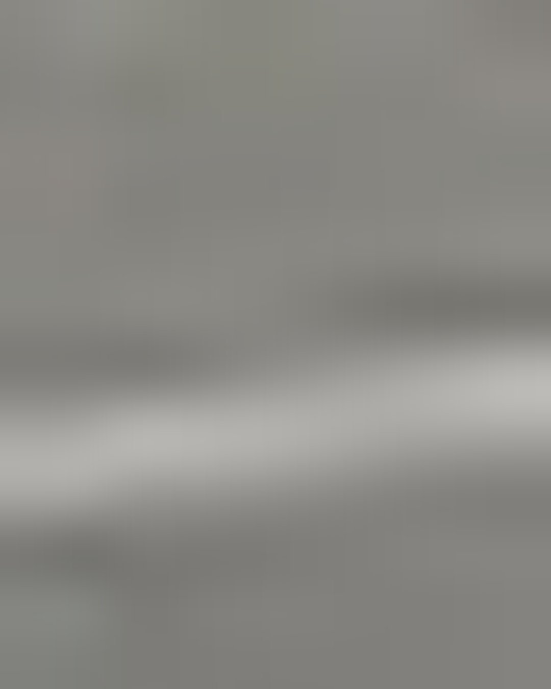 Minh hoạ hệ pin lưu trữ LFP dạng module/pack kết nối với inverter hybrid, nhấn mạnh tiêu chí dung lượng usable và giới hạn dòng xả.