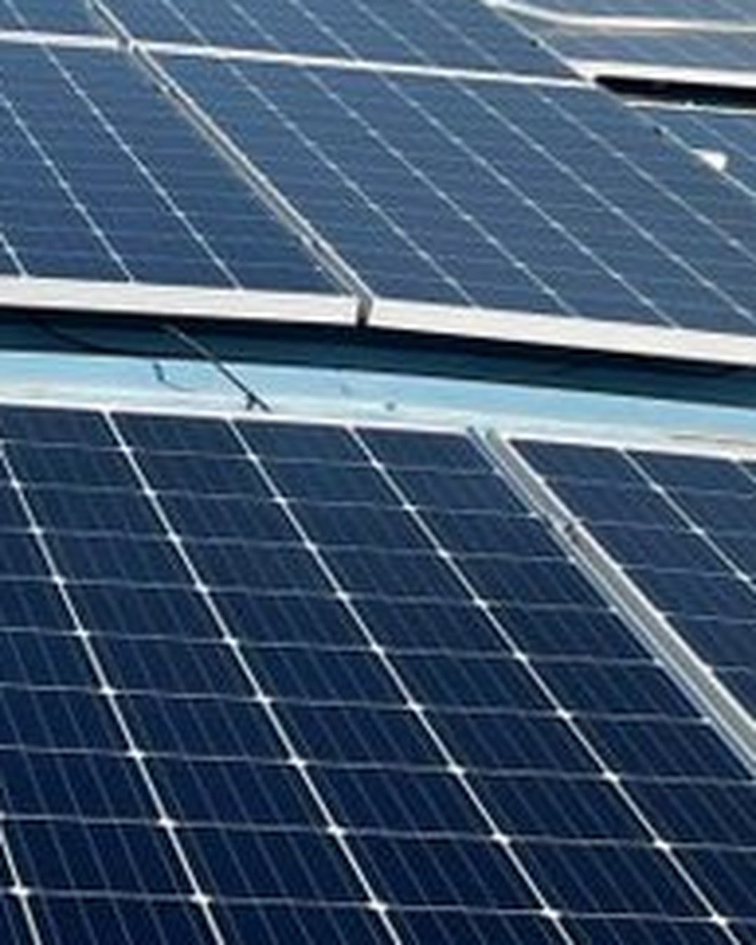 Ảnh NLMT — Bề mặt pin bám bụi đô thị tại TP.HCM