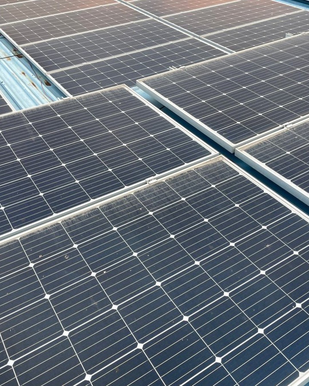 Ảnh NLMT — Bụi đỏ bazan bám trên bề mặt pin tại Gia Lai