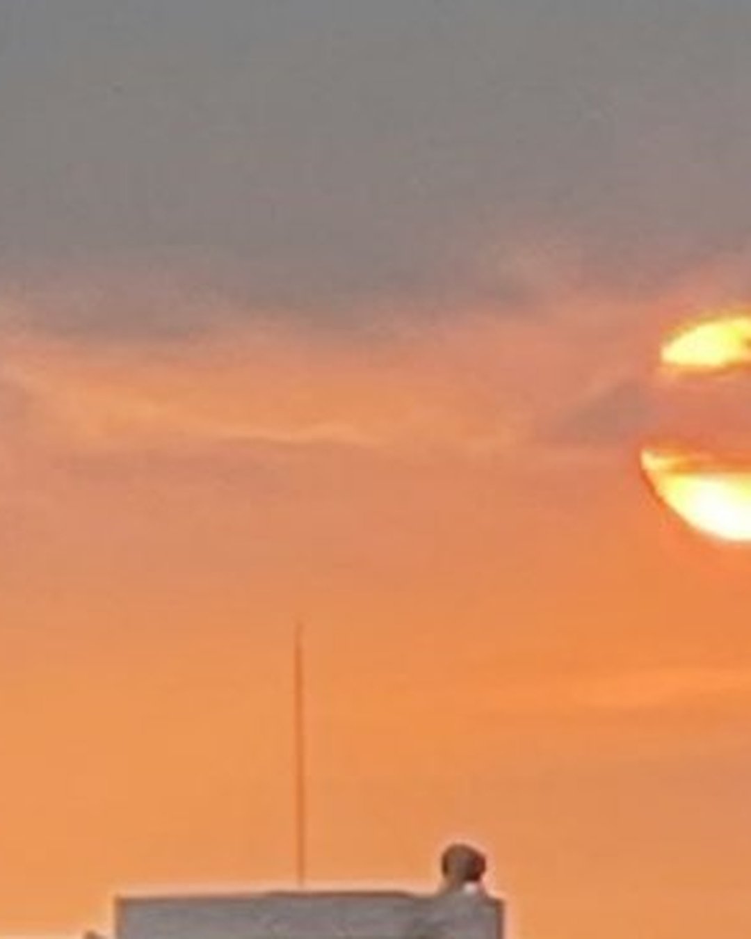 Mô hình trình diễn điện mặt trời cho trường học: bảng hiển thị sản lượng, công suất tức thời và quy đổi giảm phát thải CO2.