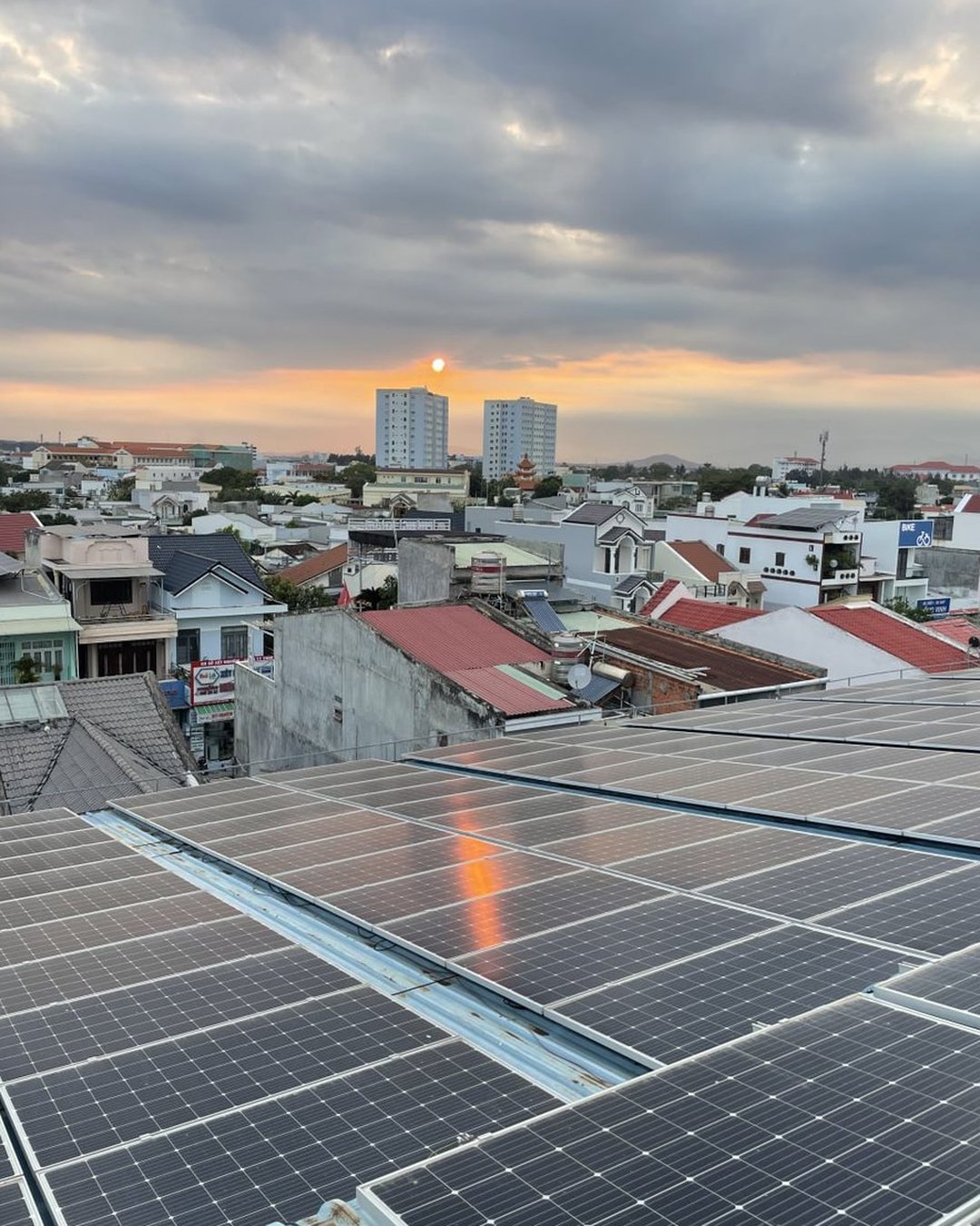 Thi công vệ sinh hệ thống pin mặt trời – ảnh thực tế