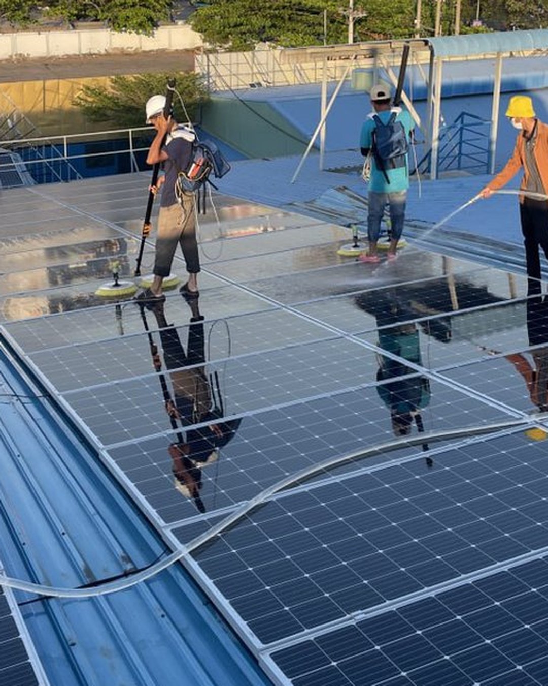 Inverter NLMT treo tường trong phòng kỹ thuật, có khe thông gió và khoảng cách an toàn quanh thiết bị để dễ quan sát nhiệt độ và tiếng ồn.