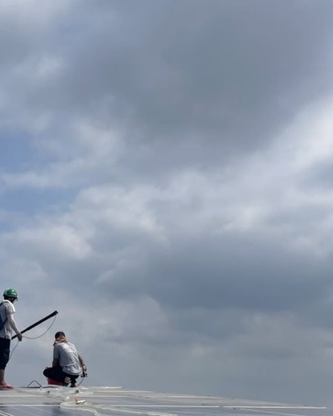 Ảnh NLMT — Cận cảnh bề mặt pin sau khi làm sạch, giảm vệt mờ và đốm cặn