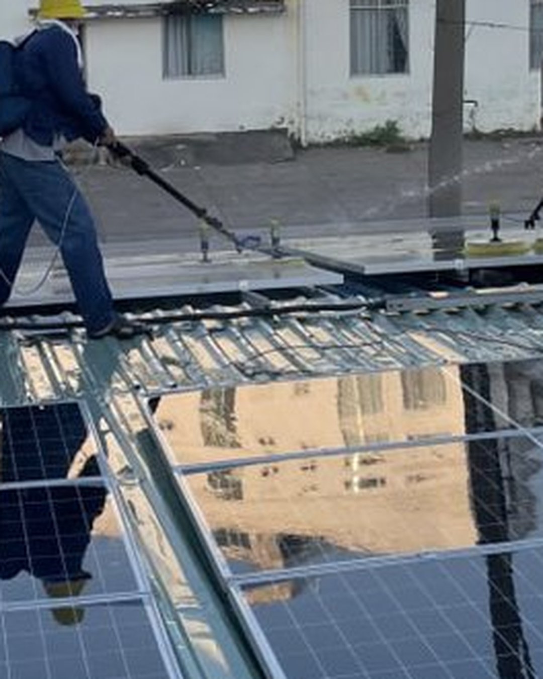 Cáp DC chuyên dụng H1Z2Z2-K đi trên mái tôn, được kẹp đúng kỹ thuật và tránh điểm cọ xát sắc cạnh.