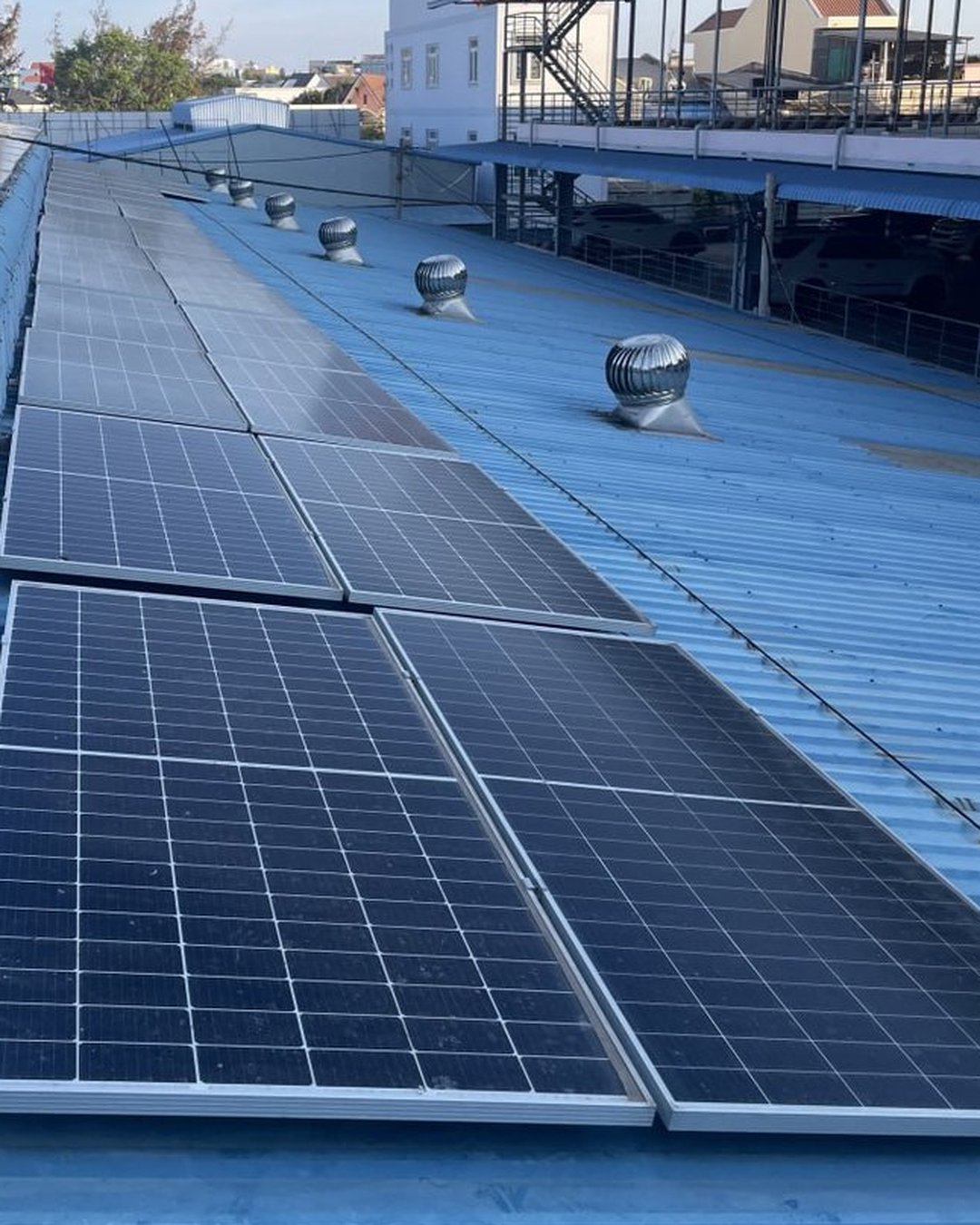 Ảnh NLMT — Bề mặt pin sau vệ sinh, giảm mảng bám và vệt khoáng