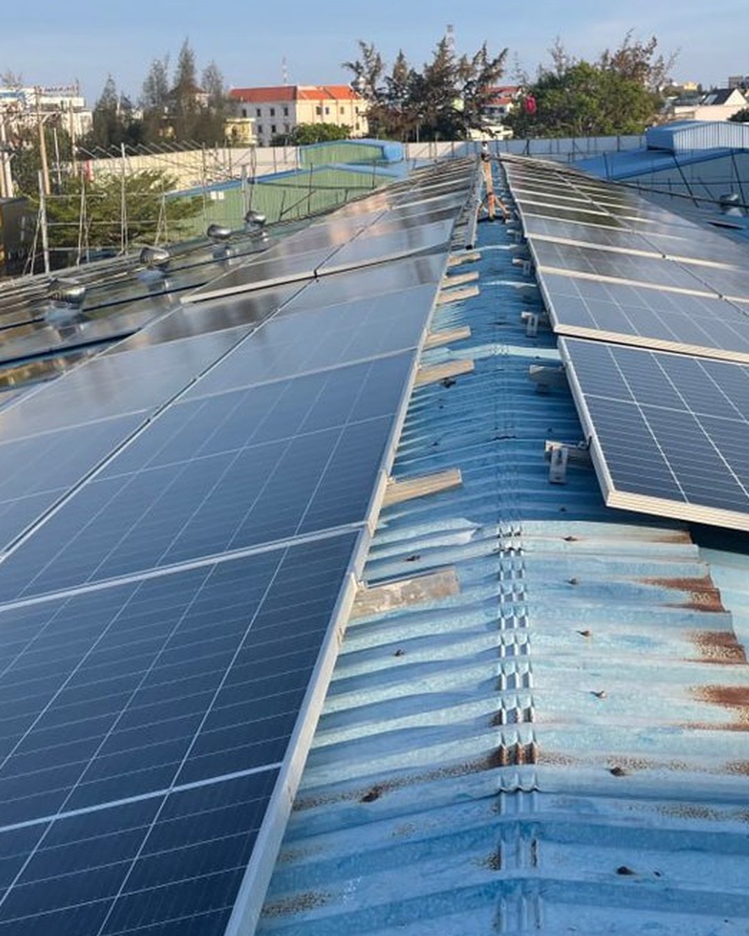 Ảnh NLMT — Cận cảnh bề mặt pin sau khi làm sạch, hạn chế đốm cặn và vệt loang