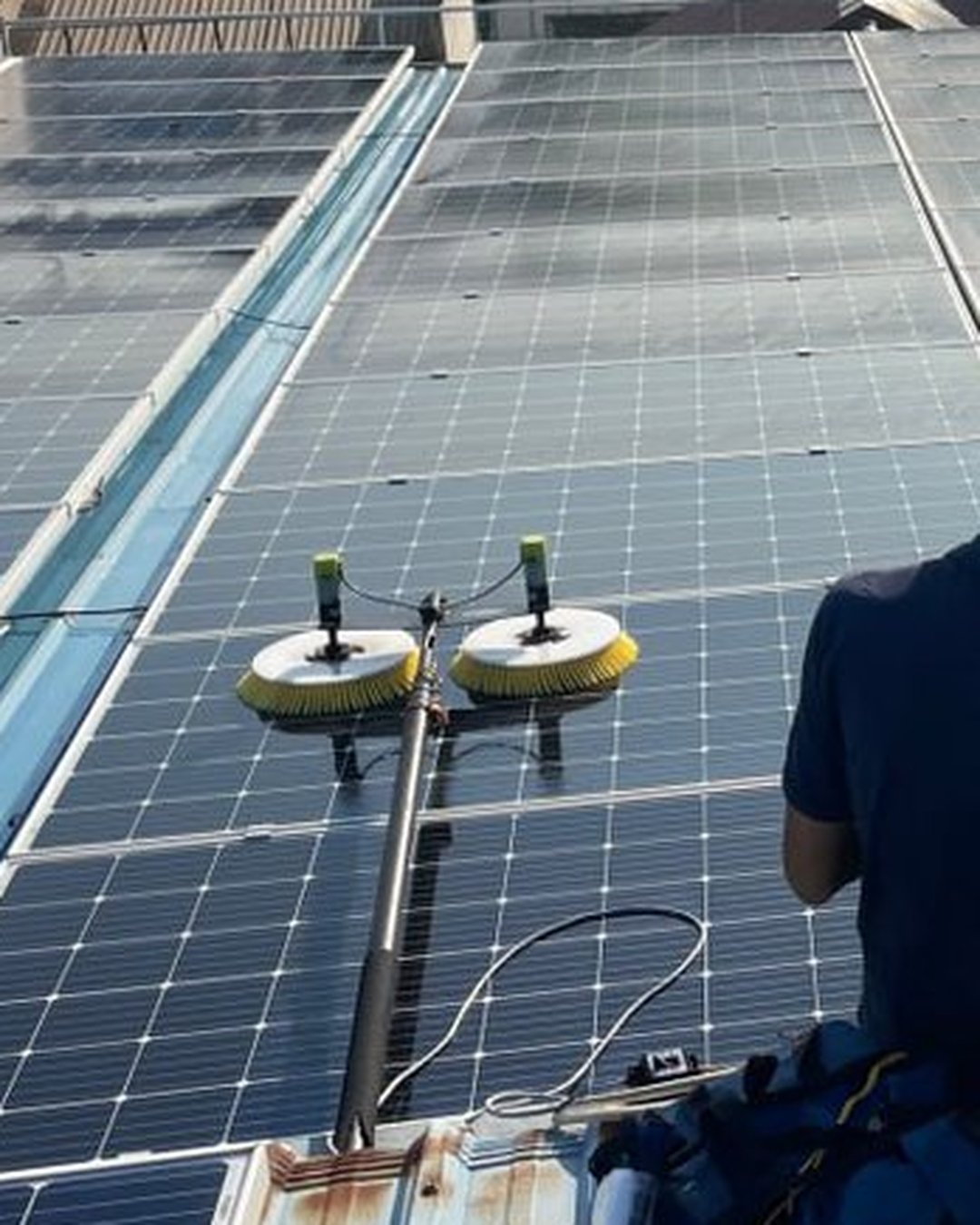 Bề mặt pin bám bụi cát mịn và vệt bết nhẹ – ảnh thực tế