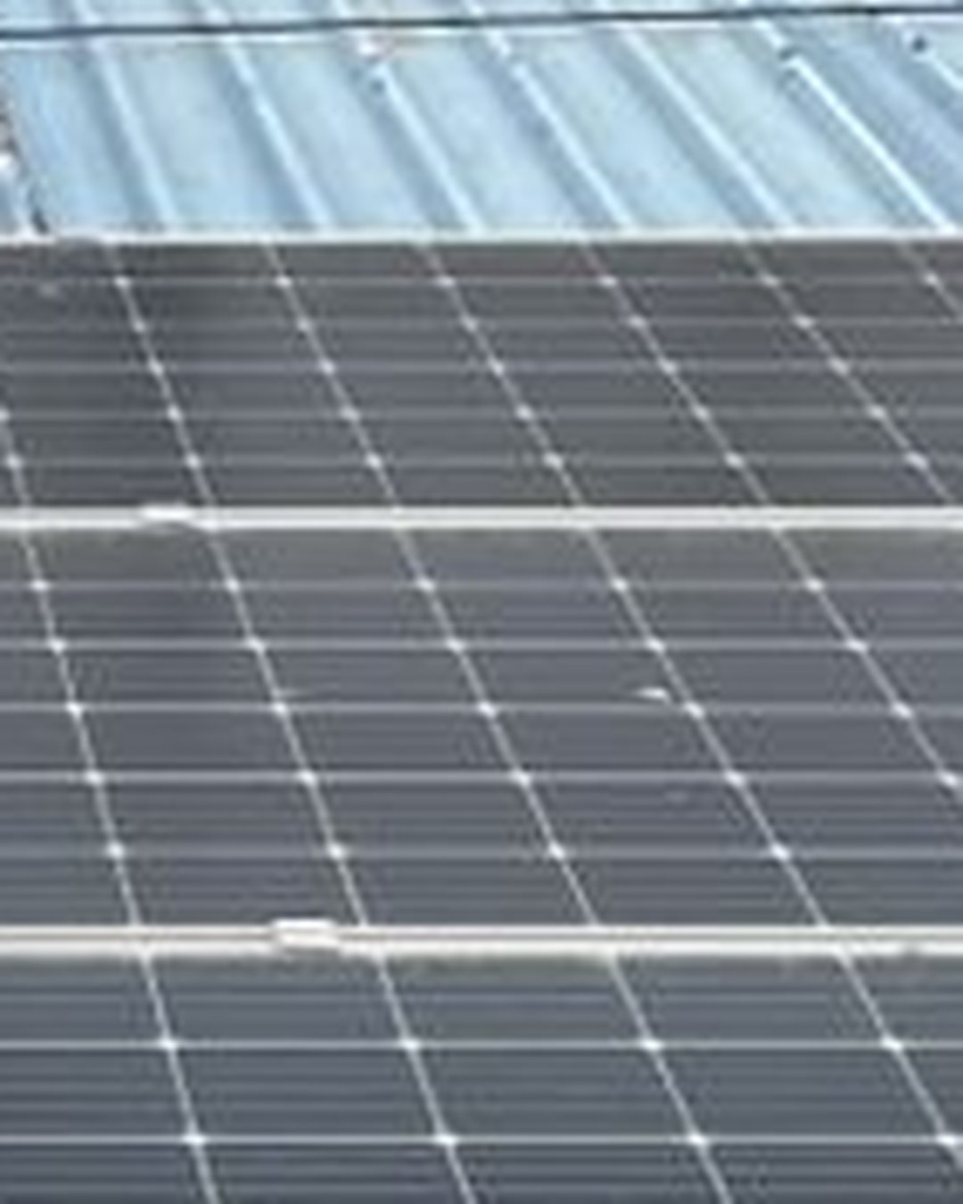 CB DC chuyên dụng trong tủ điện solar, có dán nhãn rõ ràng và đấu nối đúng chiều dòng điện.