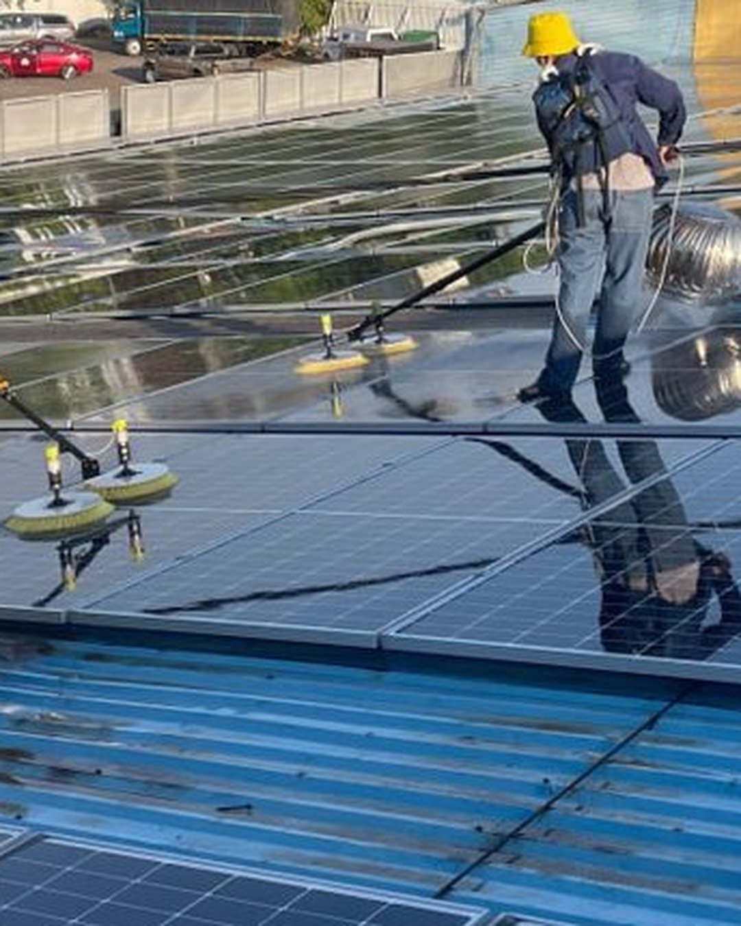 Ảnh NLMT — Cận cảnh bề mặt pin sau khi làm sạch, giảm lớp mờ và vệt loang