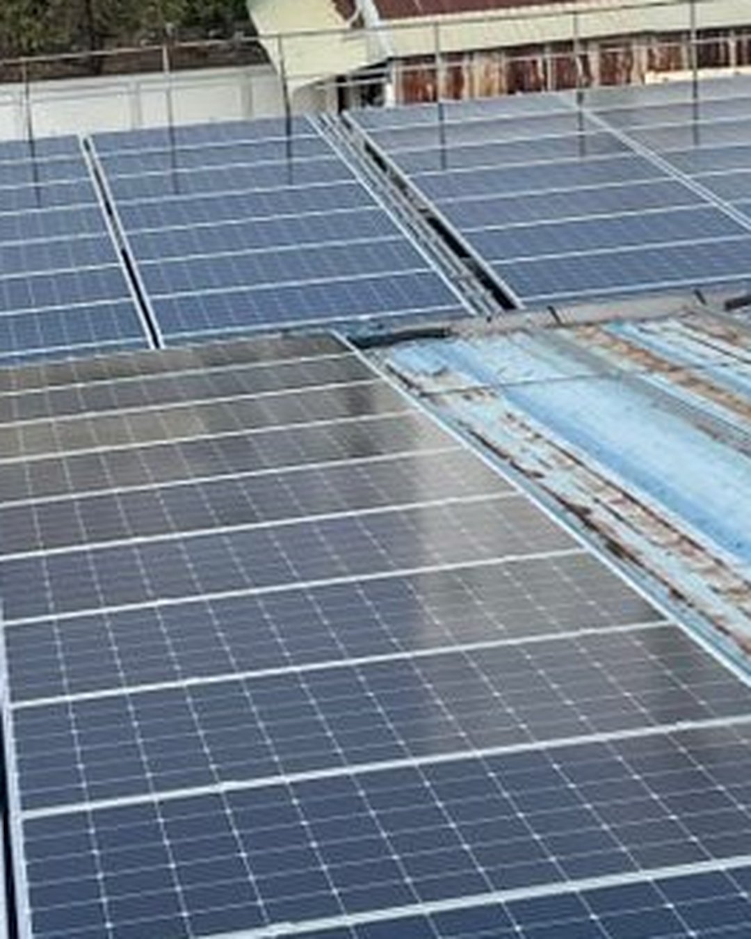 Ảnh NLMT — Cận cảnh bề mặt pin sau khi làm sạch, hạn chế vệt ố và đốm cặn