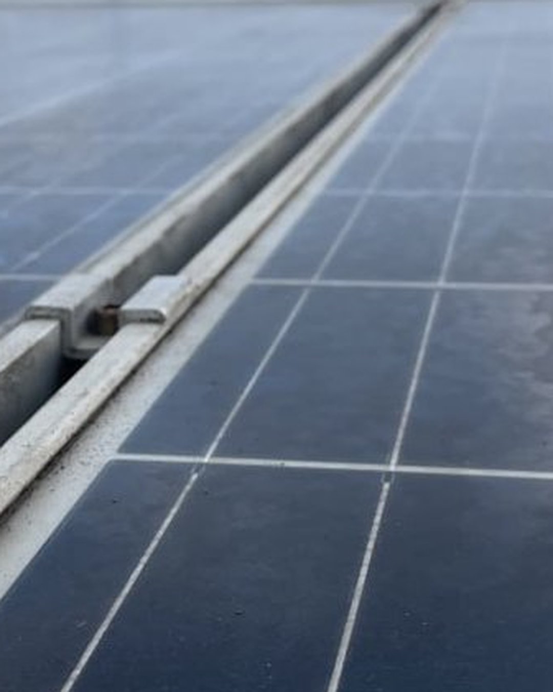 Bề mặt pin có vệt bám và lớp bụi mờ – ảnh thực tế